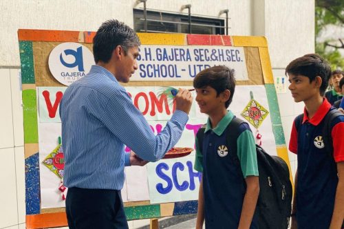વિદ્યાર્થીઓનું શાળામાં સ્વાગત – એક નવી શરૂઆત
