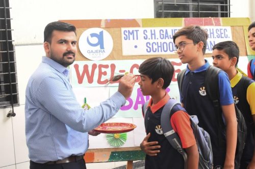 વિદ્યાર્થીઓનું શાળામાં સ્વાગત – એક નવી શરૂઆત
