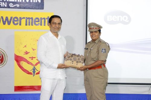 ઠગાઈ અને બ્લેકમેઈલ આધુનિક યુગના અભિશાપ