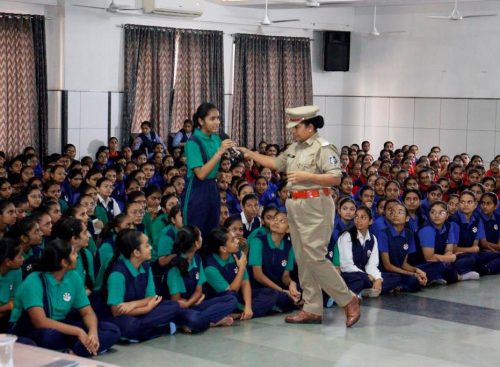 ઠગાઈ અને બ્લેકમેઈલ આધુનિક યુગના અભિશાપ