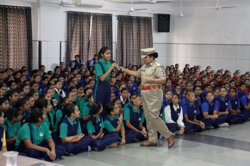 ઠગાઈ અને બ્લેકમેઈલ આધુનિક યુગના અભિશાપ