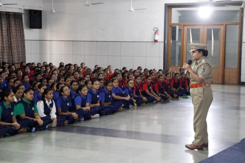 ઠગાઈ અને બ્લેકમેઈલ આધુનિક યુગના અભિશાપ