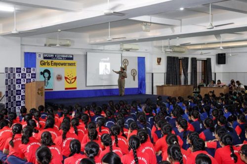 ઠગાઈ અને બ્લેકમેઈલ આધુનિક યુગના અભિશાપ