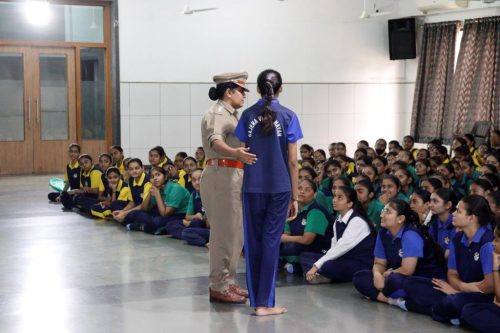 ઠગાઈ અને બ્લેકમેઈલ આધુનિક યુગના અભિશાપ