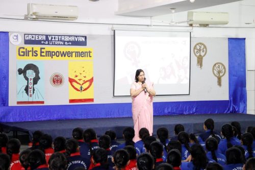 ઠગાઈ અને બ્લેકમેઈલ આધુનિક યુગના અભિશાપ