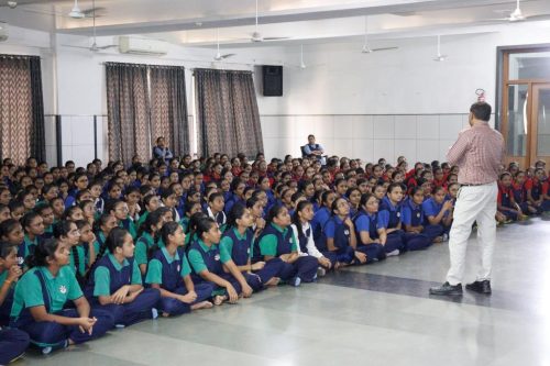 ઠગાઈ અને બ્લેકમેઈલ આધુનિક યુગના અભિશાપ