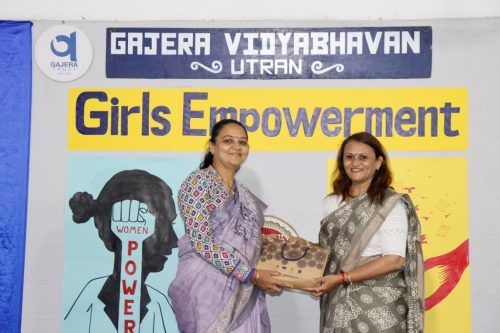 ઠગાઈ અને બ્લેકમેઈલ આધુનિક યુગના અભિશાપ