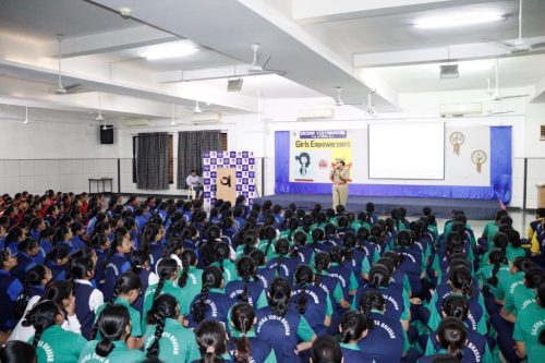 ઠગાઈ અને બ્લેકમેઈલ આધુનિક યુગના અભિશાપ