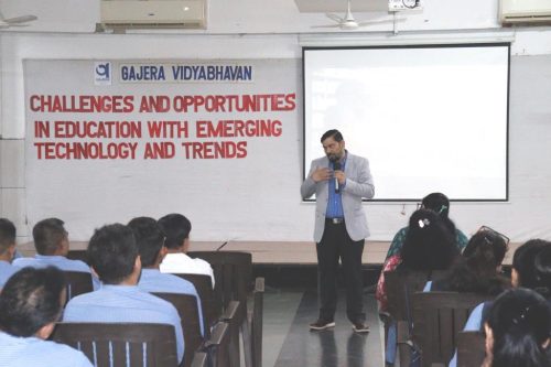 Seminar : Challenges and opportunities in education with emerging technology and trends by PM Publication